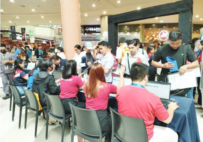 mai job fair copy Jobseekers flock to the TRAIbahO PESO Job Fair & TESDA National Tech-Voc Day at Robinsons Place Iloilo on Aug. 22, where over 10,000 local and overseas employment opportunities were opened as part of Iloilo City’s 88th Charter Day celebration. AJ PALCULLO/PN