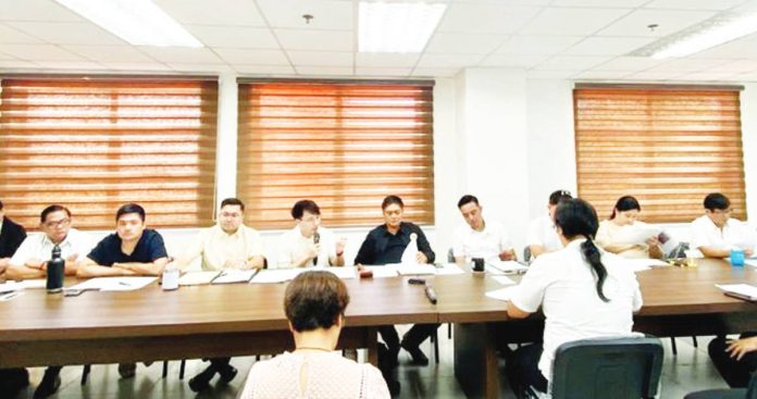 mai_snub_copy_resized Councilors of Iloilo City hold a quad-committee hearing on and the Department of Public Works and Highways – Iloilo City District Engineering Offic’s waterway projects and their possible links to recent flooding — an inquiry marked by the absence of District Engineer Roy Pacanan, who is facing the prospect of being declared persona non grata for snubbing the probe. MA. THERESA LADIAO/PN