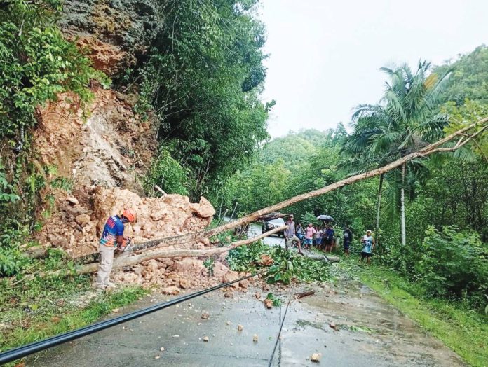 negros_heavy_rains_copy_resized Heavy rainfall triggered a landslide in Sitio Matlag, Barangay 4, Sipalay City, Negros Occidental. The Sitio Matlag road was only passable to light vehicles as of Wednesday, August 27, 2025. LGU OF SIPALAY CITY/FACEBOOK PHOTO