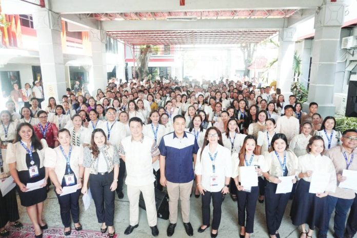 neljoy 4Ps copy The Department of Social Welfare and Development in Region 6 strengthens its frontline workforce as 257 newly hired City and Municipal Links under the Pantawid Pamilyang Pilipino Program (4Ps) take their oath of office on August 1, 2025, at the agency’s regional compound in Molo, Iloilo City. These personnel will be deployed across Western Visayas to provide direct case management support to 4Ps beneficiary households. DSWD-6 PHOTO