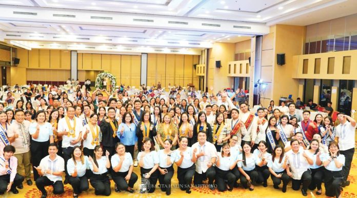 The Iloilo Provincial Government honors Batch 25 and 26 graduates of the Iskolar sang Iloilo Program (ISIP) during the Recognition Rites on August 6, 2025, celebrating their hard work and academic excellence. PHOTO FROM BALITA HALIN SA KAPITOLYO