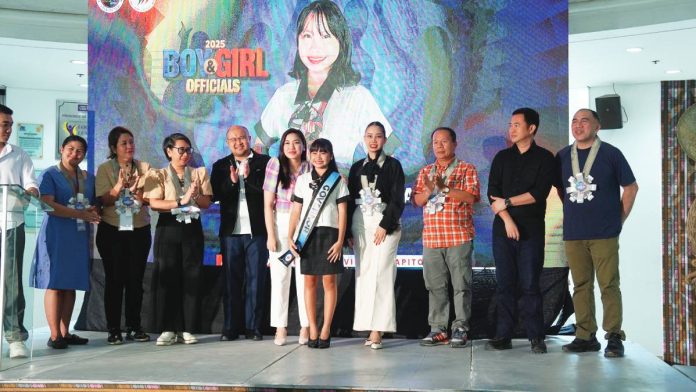 neljoy girl guv copy Vanessa Jane Loraña (center) of Camangahan National High School in Guimbal, Iloilo beams after being proclaimed Iloilo’s 2025 Girl Governor during the sashing ceremony of the Boy and Girl Officials program, where she bested 155 other aspirants from across the province. She is shown here flanked by Iloilo provincial government officials led by Vice Gov. Lee Ann Debuque (fourth from right). PHOTO FROM BALITA HALIN SA KAPITOLYO