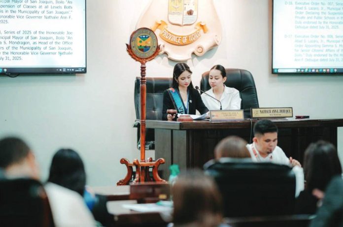 neljoy_Kabataan_copy_resized Iloilo’s Vice Gov. Nathalie Ann Debuque guides her student vice governor counterpart Charlene Anne Gargaritano of Tubungan National High School as presiding officer during a session of the Sangguniang Panlalawigan. FROM THE FACEBOOK OF VICE GOV. NATHALIE ANN DEBUQUE