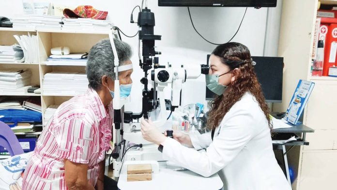neljoy_cataract_resized Western Visayas Medical Center eye specialist Dr. Erika Bicol conducts a post-surgery eye examination on a 70-year-old cataract patient. Bicol says the elderly woman developed the condition due to aging, as cataract commonly affects seniors. NELJOY N. GALIGAO/PN