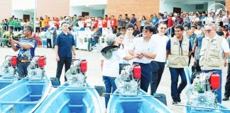 A beneficiary of a motor-propelled fishing boat greets President Ferdinand Marcos Jr. during his inauguration of the upgraded the Iloilo Fish Port Complex in Iloilo City on Aug. 13, 2025. Marcos said the modernized facilities will allow Western Visayas fishermen to keep their catch fresh longer, boosting their earnings. PCO