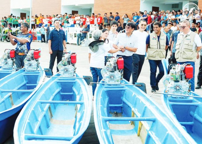 A beneficiary of a motor-propelled fishing boat greets President Ferdinand Marcos Jr. during his inauguration of the upgraded the Iloilo Fish Port Complex in Iloilo City on Aug. 13, 2025. Marcos said the modernized facilities will allow Western Visayas fishermen to keep their catch fresh longer, boosting their earnings. PCO