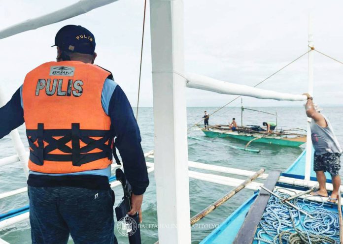 neljpoy_dynamite_fishing_resized An Iloilo Provincial Bantay Dagat member and a police officer intercept a fishing boat off the coast of Carles, Iloilo during an anti-illegal fishing operation on August 4, 2025. Six suspects were apprehended for alleged dynamite fishing. PHOTO FROM BALITA HALIN SA KAPITOLYO