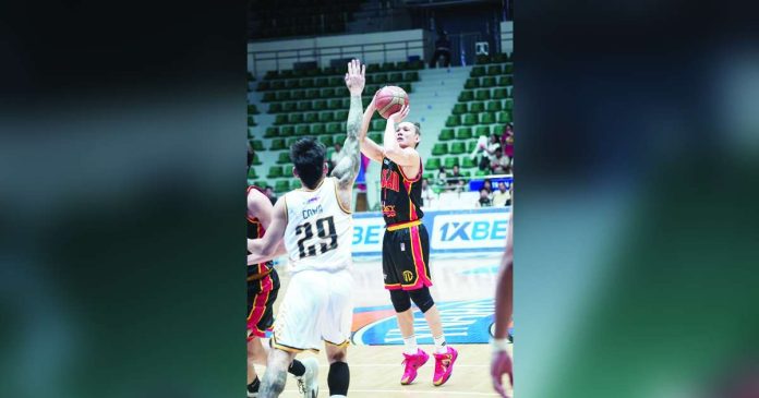 Basilan Starhorse Viva Port Masters’ Alex Cabagnot pulls up for a basket. MPBL PHOTO