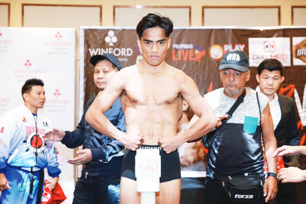 Filipino boxer Llover stops Panamanian in 8th round