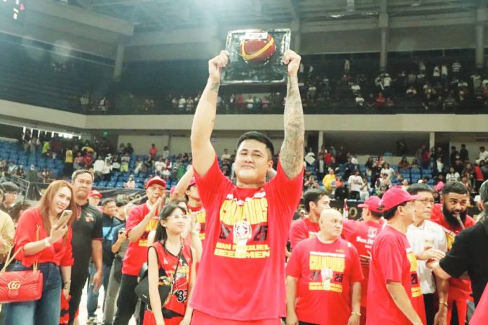 sports Ilonggo copy Ilonggo Jericho Cruz of San Miguel Beermen raises his PBA Finals MVP plaque. PHOTO COURTESY OF FASTBREAK/ROG NICOLAS