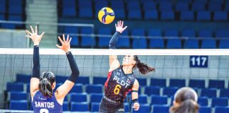PLDT High Speed Hitters’ Savannah Davison attempts to score against the defense of Bacolodnon Caroline Santos of ZUS Coffee Thunderbelles. PVL PHOTO