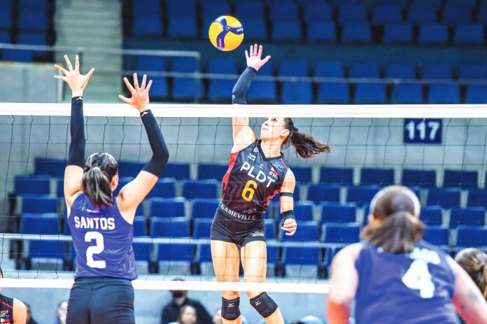 sports_High_Speed_resized PLDT High Speed Hitters’ Savannah Davison attempts to score against the defense of Bacolodnon Caroline Santos of ZUS Coffee Thunderbelles. PVL PHOTO