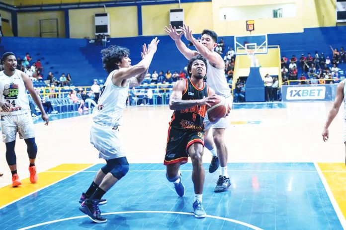 sports_Larupay_resized Ilonggo Omar Larupay of Basilan Starhorse Viva Portmasters split against two defenders for an inside hit. MPBL PHOTO