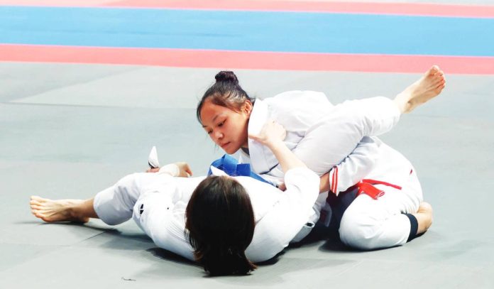Filipina Kaila Napolis in action against South Korea’s Eon Ju Im. PSC PHOTO
