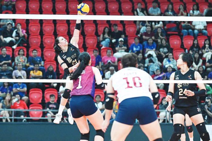 Guimarasnon Jovelyn Gonzaga of ZUS Coffee Thunderbelles drops the ball towards the side of the Choco Mucho Flying Titans. PVL PHOTO