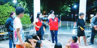 Richelle Verdeprado-Mangga (center), head of the Department of Social Services and Development, together with other members of Anti-Mendicancy Task Force, oversaw the rescue of the minors at the Bacolod Public Plaza on Tuesday night, Aug. 19, 2025. BACOLOD CITY COMMUNICATIONS OFFICE PHOTO