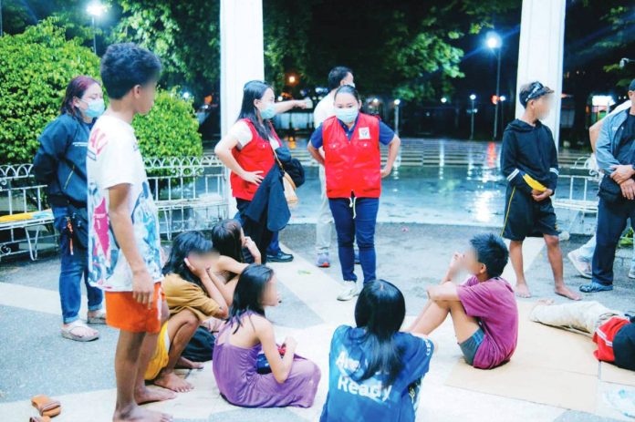 Richelle Verdeprado-Mangga (center), head of the Department of Social Services and Development, together with other members of Anti-Mendicancy Task Force, oversaw the rescue of the minors at the Bacolod Public Plaza on Tuesday night, Aug. 19, 2025. BACOLOD CITY COMMUNICATIONS OFFICE PHOTO