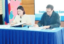 Iloilo City’s Mayor Raisa Treñas (left), chairperson of the Metro Iloilo-Guimaras Economic Development Council, seals a partnership with Project Urban/Regional Planner Alexander Cochrane of Sweco during a contract signing for the Metro Iloilo Integrated Public Transport System feasibility study at the city hall penthouse on Aug. 15, 2025. Treñas described the project as an investment in Metro Iloilo’s future. PNA