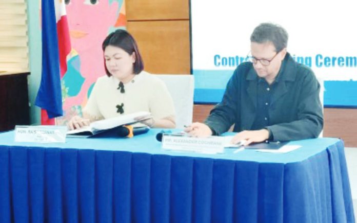 transport network copy Iloilo City’s Mayor Raisa Treñas (left), chairperson of the Metro Iloilo-Guimaras Economic Development Council, seals a partnership with Project Urban/Regional Planner Alexander Cochrane of Sweco during a contract signing for the Metro Iloilo Integrated Public Transport System feasibility study at the city hall penthouse on Aug. 15, 2025. Treñas described the project as an investment in Metro Iloilo’s future. PNA