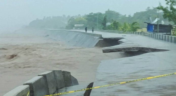 A section of the P200-M Camancijan Mega Dike in Barangay Camancijan, Culasi, Antique was breached by raging floodwaters during Severe Tropical Storm “Opong” on September 26, 2025. PHOTO COURTESY OF BOMBO RADYO CAUAYAN