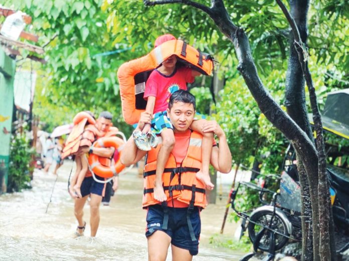 Disaster Response Group (DRG) Team 1 of Coast Guard District Southern and Northern Negros rescued several families in Barangay Banago, Bacolod City on September 26. PHOTO COURTESY OF RMN DYHB BACOLOD