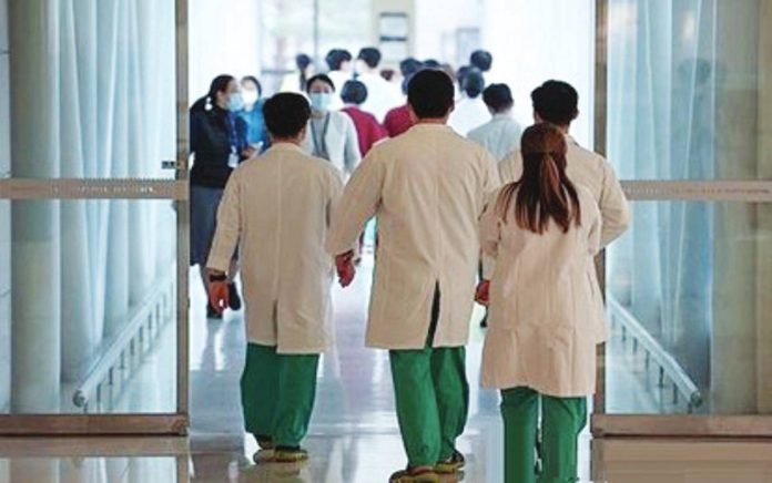 The Philippine Medical Association has warned the public against individuals performing medical procedures and offering diagnostic or treatment services without the legal authority to do so. These unlawful acts not only violate existing laws but also endanger the health, safety, and lives of the Filipino people. PNA