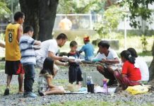 A family enjoys a meal at a picnic spot in Rizal Park in Manila in this undated photo. Malacañang issued Memorandum Circular 96 suspending work in government offices under the executive branch from 1 p.m. onwards today, Sept. 22, in line with the observance of the 33rd National Family Week. PNA