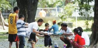 A family enjoys a meal at a picnic spot in Rizal Park in Manila in this undated photo. Malacañang issued Memorandum Circular 96 suspending work in government offices under the executive branch from 1 p.m. onwards today, Sept. 22, in line with the observance of the 33rd National Family Week. PNA