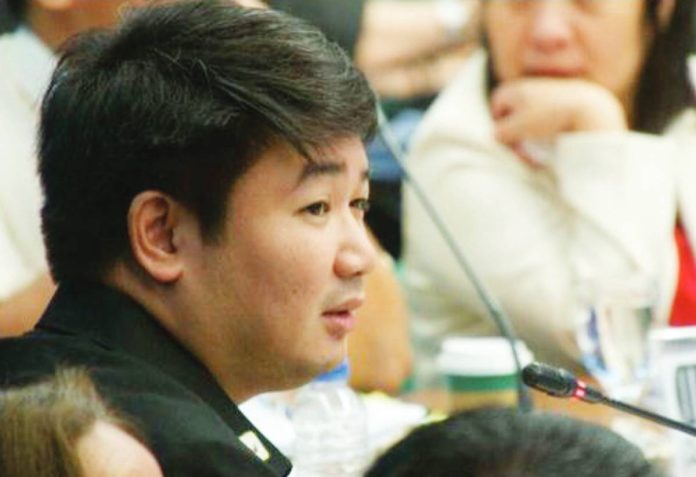 “Actually, may mga congressman po doon. Hindi po senador ‘yung laman ng computer ko,” says former Public Works engineer Hernandez, refuting media statements made by his counsel that his computer contained kickback evidence against six senators. INQUIRER.NET