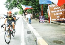 “Bumusina para pagkaka-isa laban sa korapsyon” (Blow your horns for unity against corruption), reads a giant banner near the People Power monument along EDSA in Quezon City. On Sunday, a mass action against corruption was held in various parts of the country. PNA