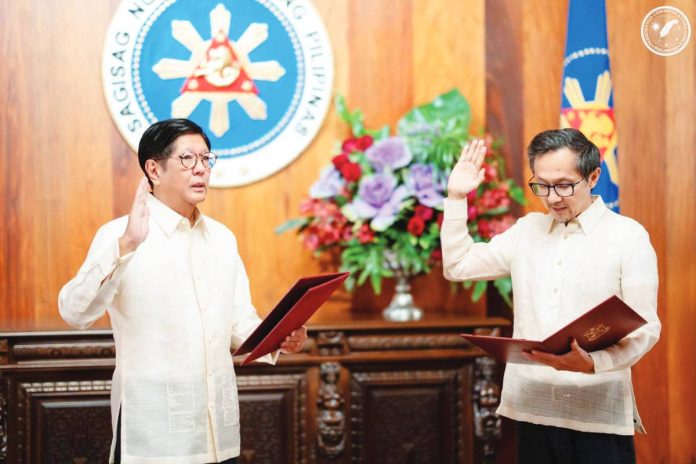 Marcos_copy_resized President Ferdinand R. Marcos Jr. on Monday administered the oath of office to Department of Public Works and Highways (DPWH) Secretary Vince Dizon in Malacañang. Dizon takes over from Manuel Bonoan who stepped down from his post amid allegations of irregularities in multibillion-peso flood control projects. PCO