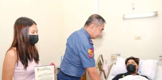 Police Regional Office-Negros Island Region director Brigadier General Arnold Thomas Ibay (left) confers the Medalya ng Papuri on Staff Sgt. Mark Loui Soriba, who was wounded in the line of duty, at the Bacolod Adventist Medical Center in Bacolod City on Sept. 14, 2025. PRO-NIR PHOTO