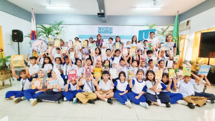 UPMG_resized Malaysian Counselor Nur Farahliza Putri Naaim Yazid, United Print & Multimedia Group (UPMG) officers led by president Vivienne A. Motomal posed with Gen. Gregorio Del Pilar’s principal Rizalina Castro and students at the launching of UPMG's Back to Basic Reading project.