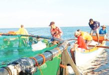 WTO’s Agreement on Fisheries Subsidies to help lift PH GDP – economist Fishers from Manticao, Misamis Oriental, check the new bangus (milkfish) cage put up with the support of the Bureau of Fisheries and Aquatic Resources (BFAR) in this undated photo. An economist on Sept. 17, 2025 expressed hopes for an economic boost from the World Trade Organization’s Agreement on Fisheries Subsidies, which took effect on Sept. 15, saying this will not only support domestic growth but protect both the fishermen and the environment. MANTICAO LGU FILE PHOTO