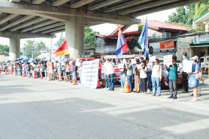 aganan_flyover_rally_copy_resized The controversial P560-million Aganan Flyover project that has long been delayed and plagued by issues since its construction began in 2020 has become a symbol of massive corruption in Iloilo, according to protesters who gathered beneath the flyover on Sept. 18, 2025. AJ PALCULLO/PN