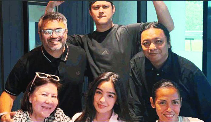 andrea-enrique copy Andrea Brillantes and Enrique Gil with their managers. @RANVELRUFIN/INSTAGRAM PHOTO