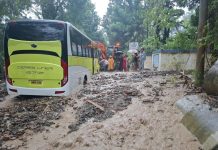 A Ceres bus and several motorists were stranded in Igbarawan, Patnongon on Sept. 26 due to heavy mud flows and rain. The Antique Provincial Disaster Risk Reduction and Management Office advised all commuters and individuals bound for the northern towns to postpone travel for now. PROVINCE OF ANTIQUE PHOTO
