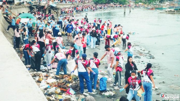 antique_cleanup_resized Hundreds of Antiqueño volunteers from different government agencies and St. Anthony’s College gathered at the Barangay 4 esplanade in San Jose de Buenavista, Antique to participate in the 2025 International Coastal Cleanup. PROVINCE OF ANTIQUE PHOTO