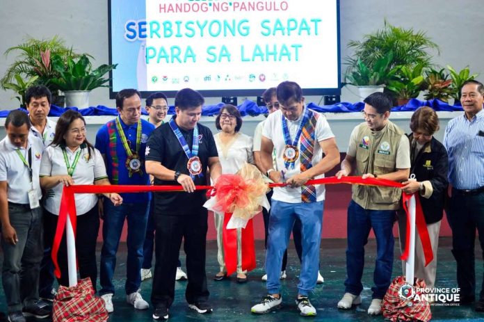 Antique’s Gov. Paolo Javier and Cong. AA Legarda led the ribbon cutting during the Handog ng Pangulo – Serbisyong Sapat Para sa Lahat program held on September 13 at the EBJ Gymnasium, Binirayan Sports Complex, in celebration of President Ferdinand “Bongbong” Marcos Jr.’s birthday. PROVINCE OF ANTIQUE PHOTO