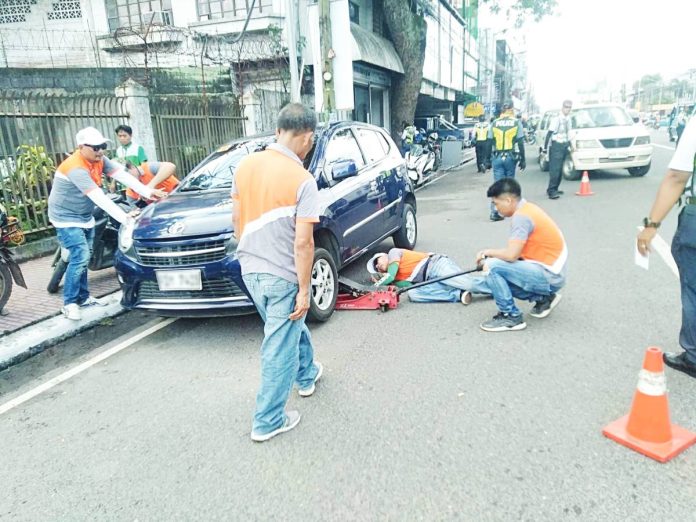 bacolod clamping copy Personnel of Bacolod City’s traffic management office implemented City Ordinance No. 818 – which was later amended by City Ordinance No. 1035, Series of 2023 – along Lacson Street in this file photo.