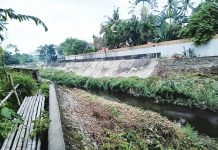 A revetment wall project, a portion of which can be seen right outside the Treñas Compound, is one of the three flood control projects worth P144 million implemented during the term of former congressman Jerry Treñas. These three projects make up 22% of P658.3 million budget for flood control projects in his three terms in office.