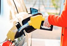 A retail attendant pumps fuel into a vehicle's tank. INQUIRER FILE PHOTO
