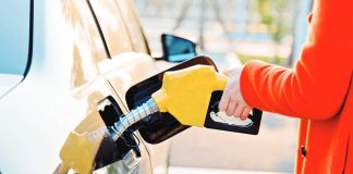 A retail attendant pumps fuel into a vehicle's tank. INQUIRER FILE PHOTO