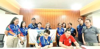 Remy G. Muescan (right), manager of Antique Provincial Government Employees Multi-Purpose Cooperative, and Ma. Lourdes H. Fortaleza (left), president of United Provincial Government Employees of Antique, signed the memorandum of agreement to implement a grocery loan program for capitol employees. PROVINCE OF ANTIQUE PHOTO