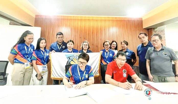 grocery loan copy Remy G. Muescan (right), manager of Antique Provincial Government Employees Multi-Purpose Cooperative, and Ma. Lourdes H. Fortaleza (left), president of United Provincial Government Employees of Antique, signed the memorandum of agreement to implement a grocery loan program for capitol employees. PROVINCE OF ANTIQUE PHOTO