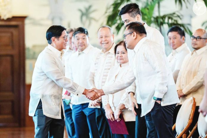 guv copy President Ferdinand R. Marcos Jr. congratulates the newly elected officials of the League of Provinces of the Philippines (LPP) during the oath-taking ceremony held at the Malacañan Palace on Sept. 3, 2025. PCO