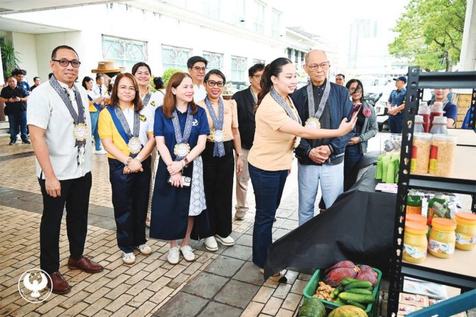 Iloilo’s Vice Gov. Nathalie Ann F. Debuque pays a local merchant using QR Ph during the Paleng-QR Ph Plus launch on September 22, 2025 at Iloilo Provincial Capitol. Joining her are Bangko Sentral ng Pilipinas (BSP) Monetary Board Member Benjamin E. Diokno (right), BSP Deputy Governor Bernadette Romulo-Puyat (third from left), together with (from left to right) DILG Provincial Director Carmelo F. Orbista, BSP Assistant Governor Rosabel B. Guerrero, BSP Visayas Regional Office Director Anna Clara M. Oville, BSP Iloilo Branch Acting Area Director Victor Ariel S. Dey, and Iloilo Provincial Local Economic Development and Investment Promotion Officer Aulynn B. Yue Sin.