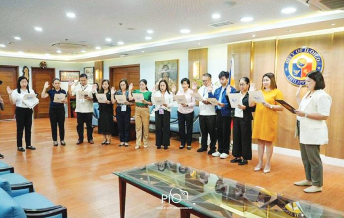 Mayor Raisa Treñas (extreme right) administers the oath-taking of members of the newly created Iloilo City Education Committee (EdCom) at City Hall on September 22, 2025. The multi-sectoral body will serve as the city’s central policy and planning arm to harmonize education programs and boost literacy. ILOILO CITY PIO PHOTO