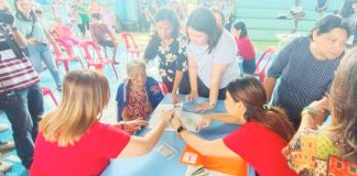 A senior citizen in Iloilo City receives her P10,000 milestone cash gift under the Expanded Centenarians Act of 2023 during a payout ceremony in Barangay Quintin Salas, Jaro district on Sept. 13, 2025. “While waiting for their payout, we made sure our lolo and lola had time to relax. We provided free haircuts, manicures, and massage services so that it felt more like a celebration than just a distribution,” says Mayor Raisa Treñas (standing, right). DYRI RMN ILOILO PHOTO