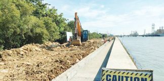Ongoing works at the flood mitigation project in Bo. Obrero, Lapuz, Iloilo City now face uncertainty after Discaya-owned contractors lost their licenses, leaving the P400-million undertaking in limbo. AJ PALCULLO/PN